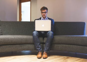 Narożniki do salonu – jak wybrać?