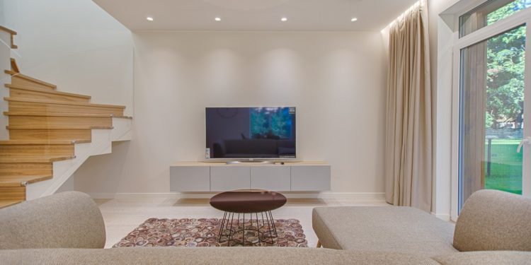 Jakie szyny sufitowe wybrać? Rodzaje i zastosowanie szyn sufitowych