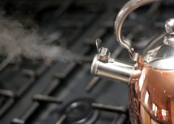 Jak odkamienić czajnik?