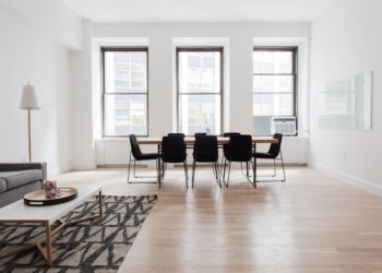 Krzesła metalowe czy drewniane?