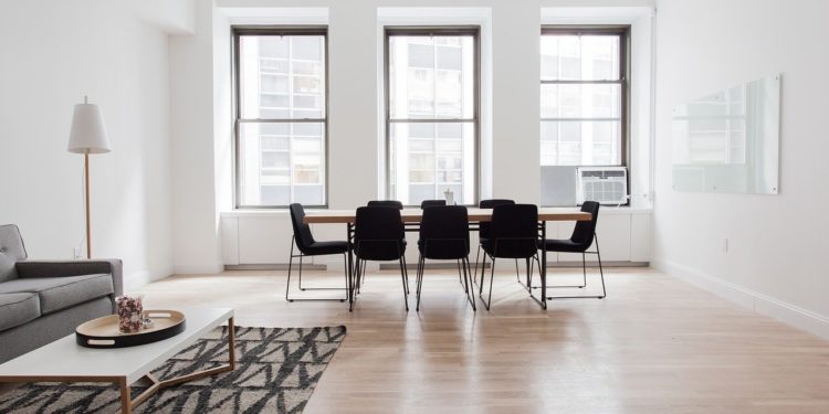 Krzesła metalowe czy drewniane?