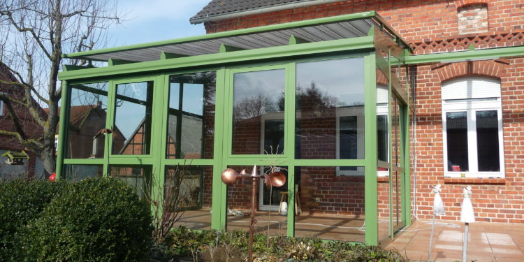 Czy warto wybierać tworzywa sztuczne do konstrukcji ogrodów zimowych?