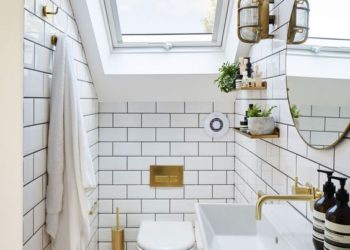 Stelaż podtynkowy w łazience na poddaszu