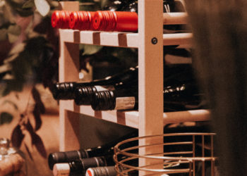Drewniane stojaki na wino – funkcjonalny dodatek do kuchni i salonu!