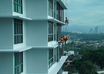 Malowanie elewacji za pomocą technik alpinistycznych