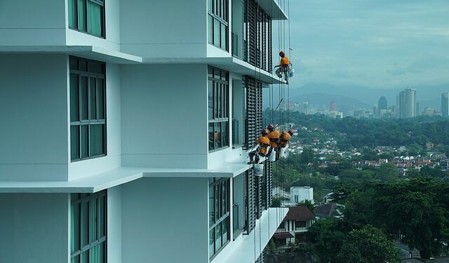 Malowanie elewacji za pomocą technik alpinistycznych