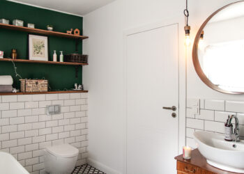 Jakie drzwi wybrać do łazienki? Na co zwrócić uwagę przy zakupie?