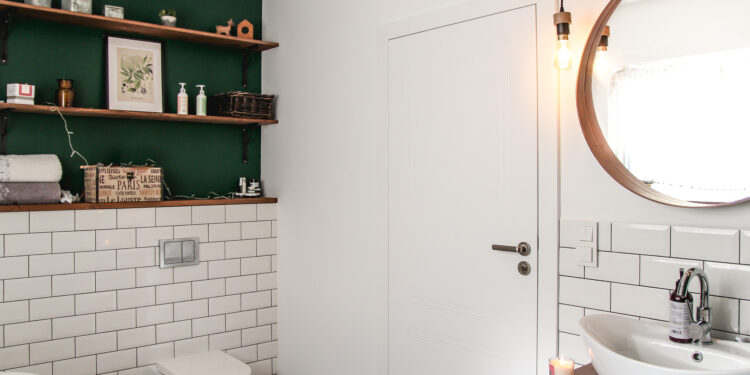 Jakie drzwi wybrać do łazienki? Na co zwrócić uwagę przy zakupie?