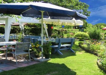 Na jakie meble ogrodowe najlepiej postawić, aby nie żałować?