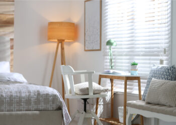 Top 3 sposoby na okno w sypialni — jak je udekorować?