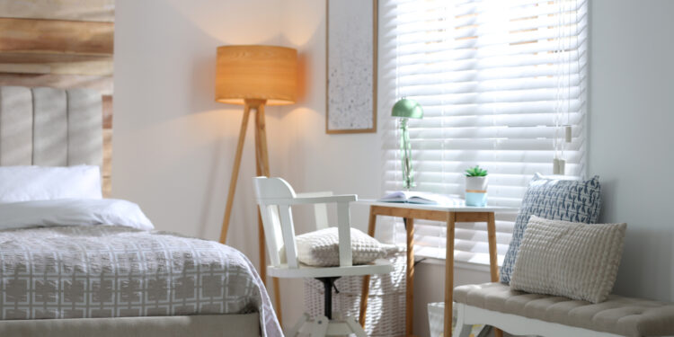 Top 3 sposoby na okno w sypialni — jak je udekorować?