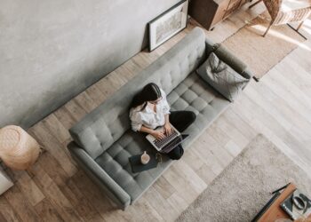 Panele laminowane a podłogi drewniane – co wybrać?