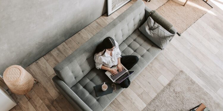 Panele laminowane a podłogi drewniane – co wybrać?