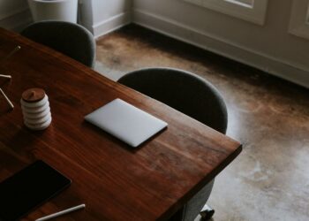 Biurka drewniane – praktyczne, a zarazem dekoracyjne meble