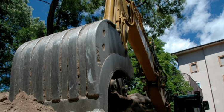 Roboty ziemne przy budowie przydomowego basenu