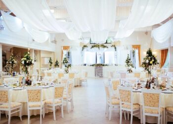 Jak wykorzystać tiul do dekoracji sali weselnej?
