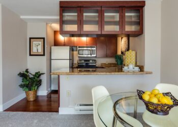 Niezbędne sprzęty w małej kuchni – podpowiadamy funkcjonalne rozwiązania