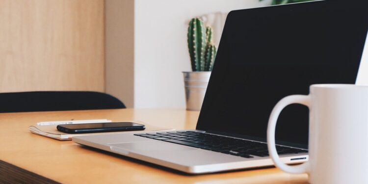 Domowe biuro – jak skompletować meble do gabinetu?