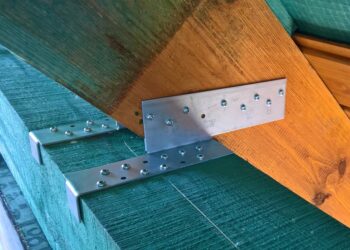 Czy warto zdecydować się na zakup łączników ciesielskich?