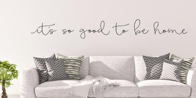 Naklejki na ścianę z cytatem – nowoczesność z duchowym przesłaniem