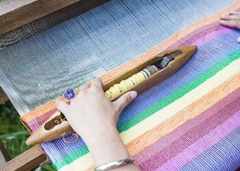 Piękny i stylowy dywan sznurkowy w kuchni