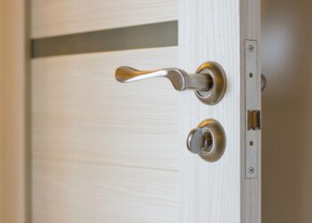 Jak dobrać klamkę do typu i koloru drzwi? – sprawdzone wskazówki