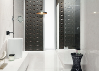 Styl boho w łazience zaaranżowanej na biało i czarno