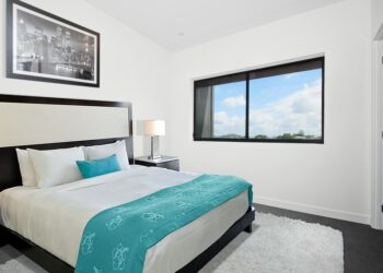 Puchaty dywan do sypialni – jaki kolor wybrać?