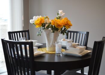 Eleganckie i pomysłowe rozkładane stoły do jadalni.