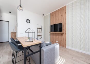 Jak urządzić salon na poddaszu?