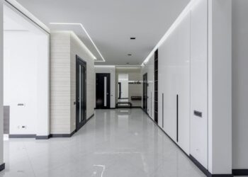 Nowoczesny i stylowy salon — listwy oświetleniowe LED