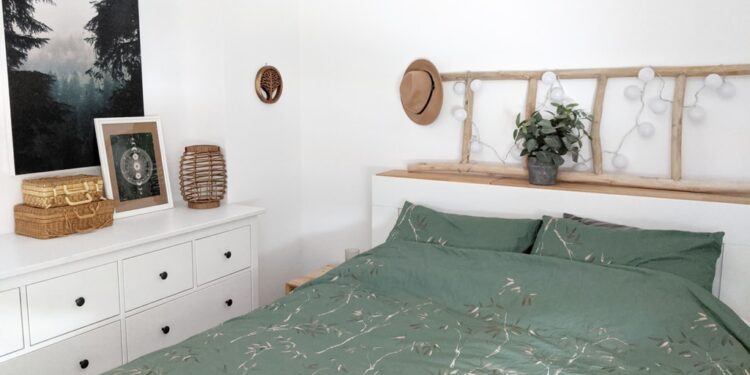 Dlaczego warto kupić łóżko z pojemnikiem na pościel?