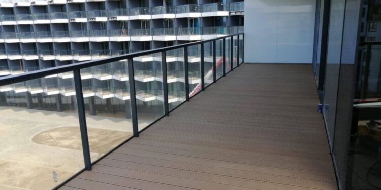 Czy deski kompozytowe to dobry wybór na balkon?