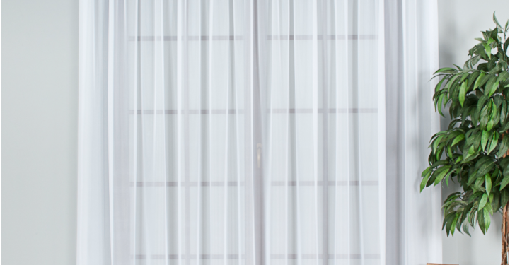 Jakie firanki sprawdza się najlepiej w salonie, a na jakie zdecydować się do kuchni?