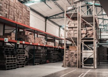 Jakie rozwiązania intralogistyczne wybrać dla swojej firmy?
