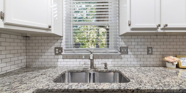 Żaluzje, rolety, karnisze – jak zaaranżować modne okna?