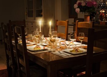 Sprytne przechowywanie talerzy w domu