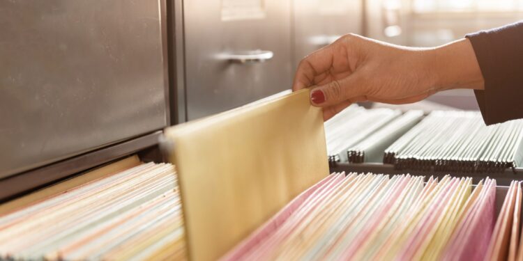 Szafa kartotekowa – kiedy jest potrzebna i jak ją wybrać?