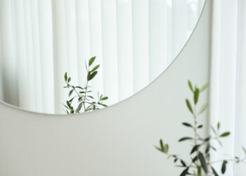 Stylowe lustro okrągłe – modny i praktyczny dodatek wnętrzarski