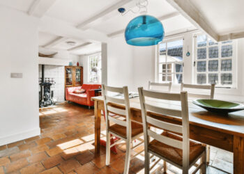 Jaki stół do salonu i jadalni wybrać?