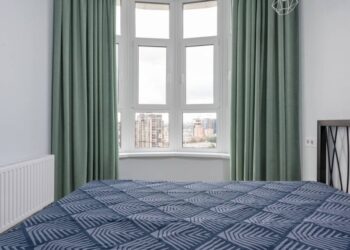 Funkcjonalna zasłona na każde okno? To musi być roleta rzymska!