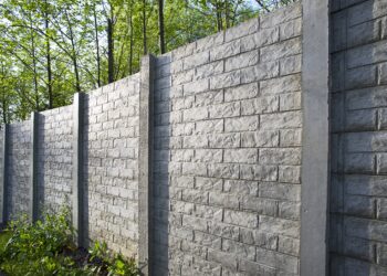 Ogrodzenia betonowe w Krakowie. Czym się kierować przy wyborze wykonawcy?