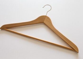 Jak wybrać wieszak do szafy z dziecięcą garderobą?