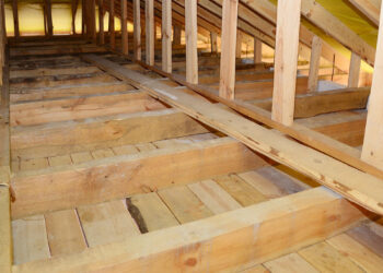 Ocieplenie podłogi na gruncie metodą natryskową – zalety, wskazania i przeciwskazania 