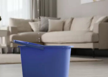 Co należy zrobić, gdy w domu przecieka sufit?