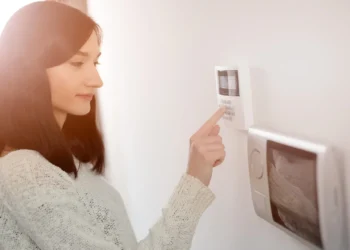 Alarm do mieszkania, czyli jak czuć się bezpiecznie we własnym domu?