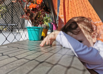 Bezpieczny balkon, czyli jak wybrać siatkę zabezpieczającą dla dzieci