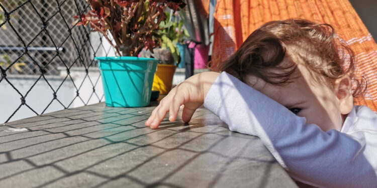 Bezpieczny balkon, czyli jak wybrać siatkę zabezpieczającą dla dzieci