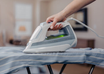 Kobieta używająca żelazka parowego