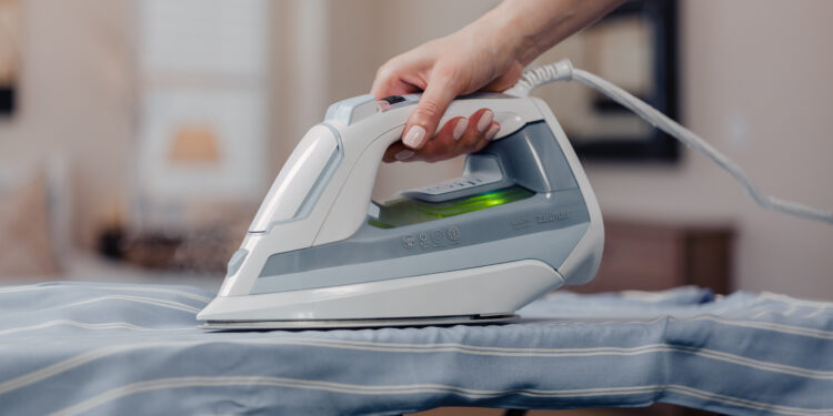Kobieta używająca żelazka parowego